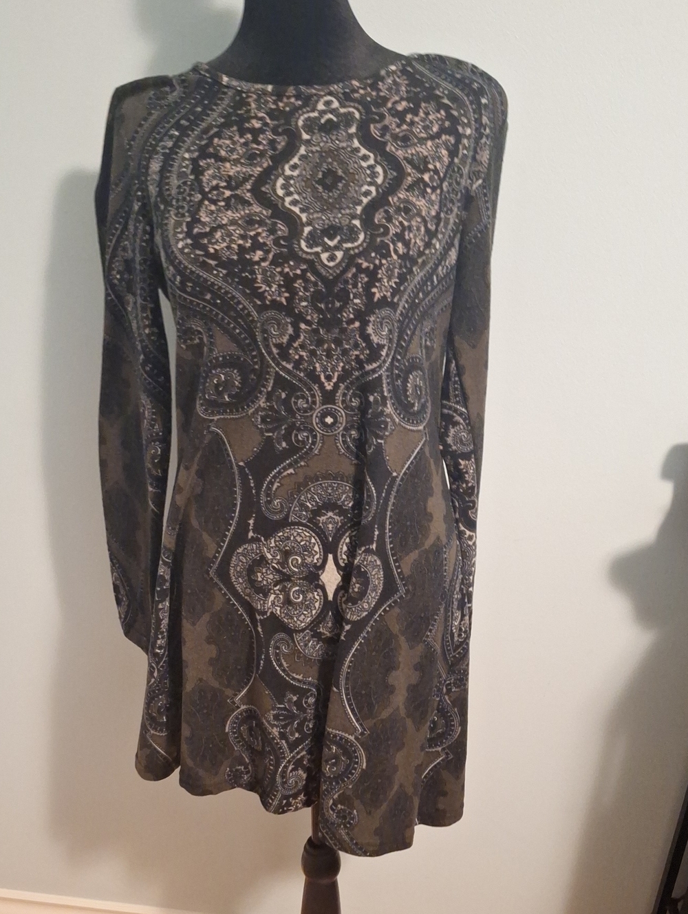 Papillon Blanc Long Sleeve Paisley Tunic Dress in Black and Olive Green